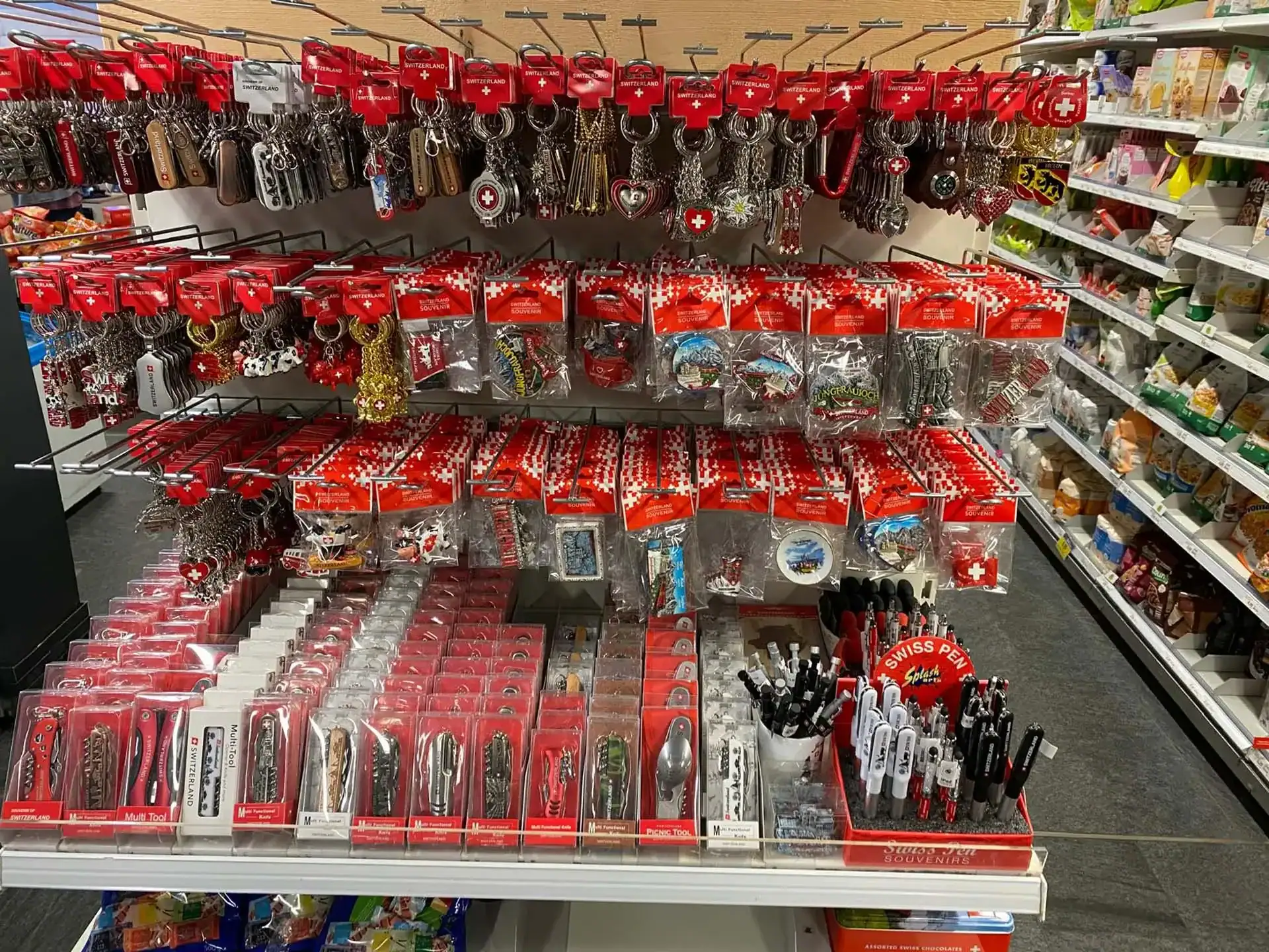 Ausstellung von Souvenirartikeln wie Schlüsselanhängern, Magneten, Kugelschreibern und Schweizermessern. Ausstellung von Souvenirartikeln wie Schlüsselanhängern, Magneten, Kugelschreibern und Schweizermessern.