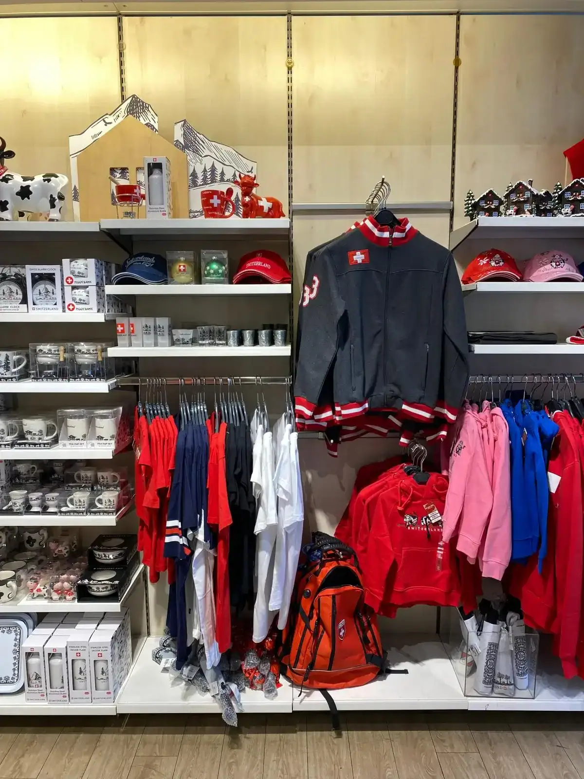 Ladenauslage mit grosshandel schweiz Jacken, Hemden, Tassen, Hüten und Souvenirs zum Thema Schweiz. Ladenauslage mit grosshandel schweiz Jacken, Hemden, Tassen, Hüten und Souvenirs zum Thema Schweiz.