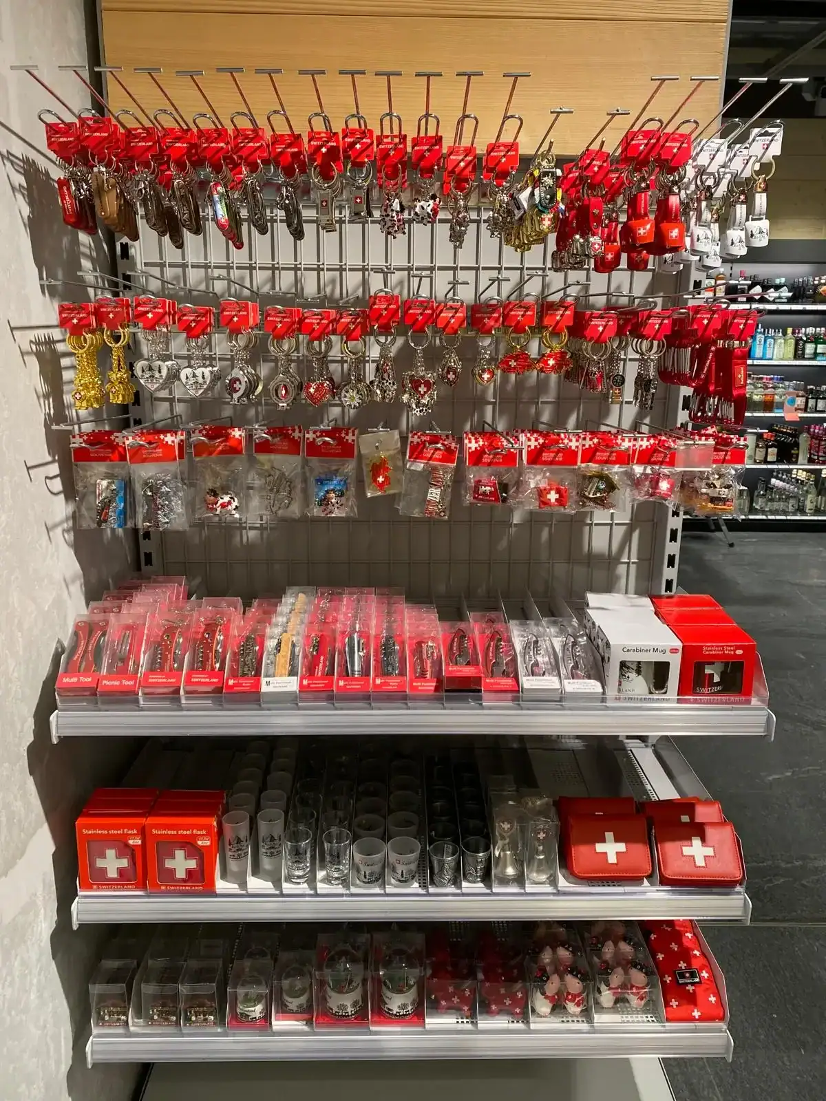 Auslage von Schweizer Schlüsselanhängern, Souvenirs und Geschenken für grosshandel schweiz in den Verkaufsregalen. Auslage von Schweizer Schlüsselanhängern, Souvenirs und Geschenken für grosshandel schweiz in den Verkaufsregalen.