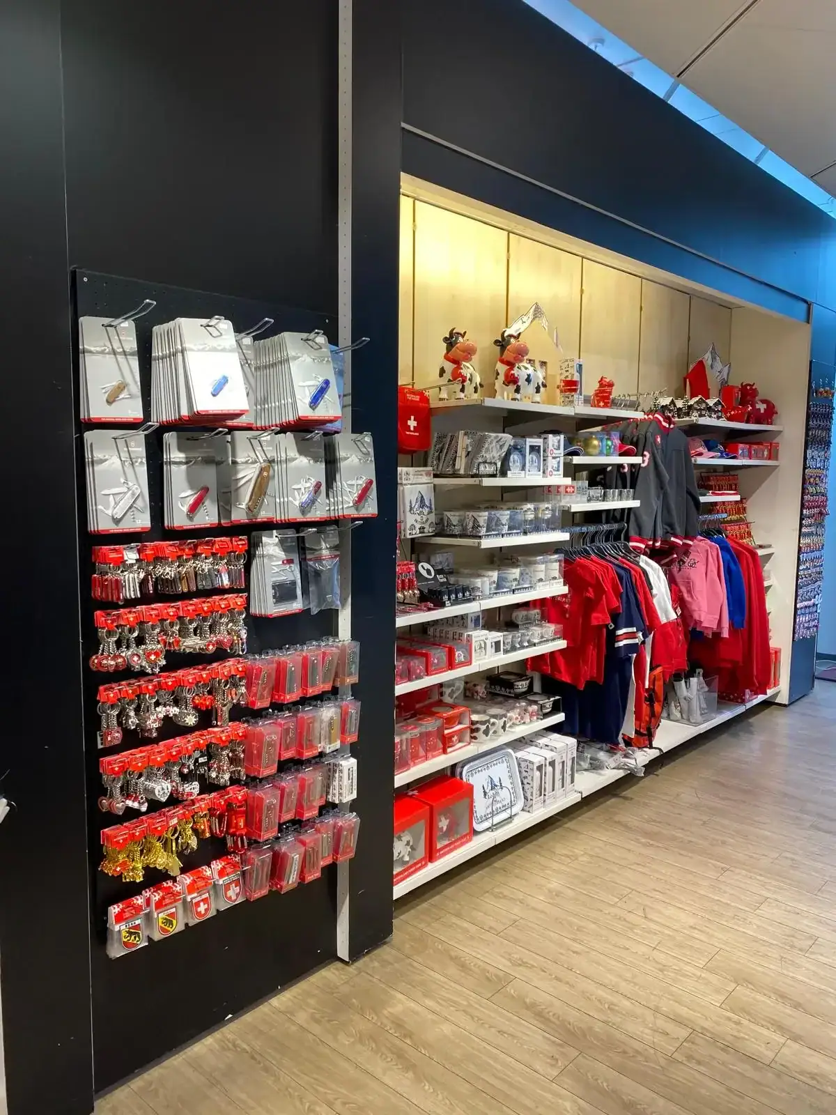 Geschenkeshop mit grosshandel schweiz rot-weiss Souvenirs, Kleidung und Schlüsselanhängern. Geschenkeshop mit grosshandel schweiz rot-weiss Souvenirs, Kleidung und Schlüsselanhängern.