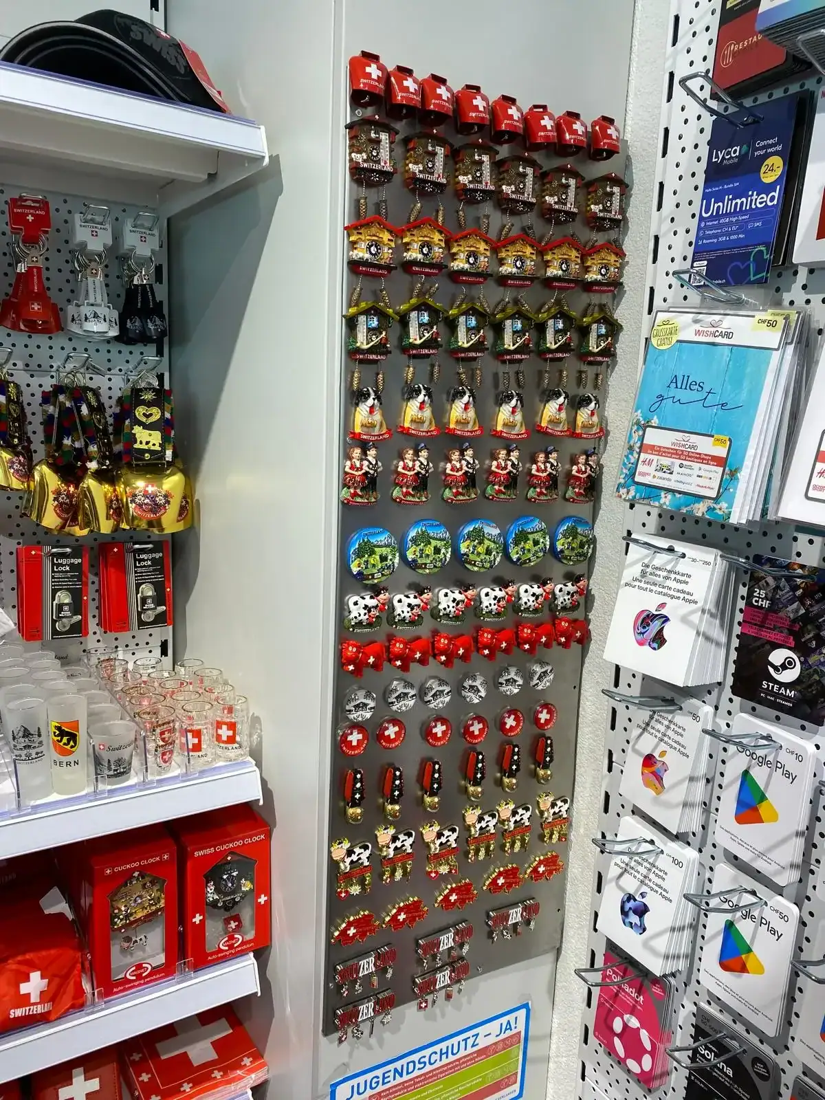 Wanddisplay mit Schweizer Souvenir-Schlüsselanhängern, Magneten und Geschenken – ideal für grosshandel Schweiz. Wanddisplay mit Schweizer Souvenir-Schlüsselanhängern, Magneten und Geschenken - ideal für grosshandel Schweiz.