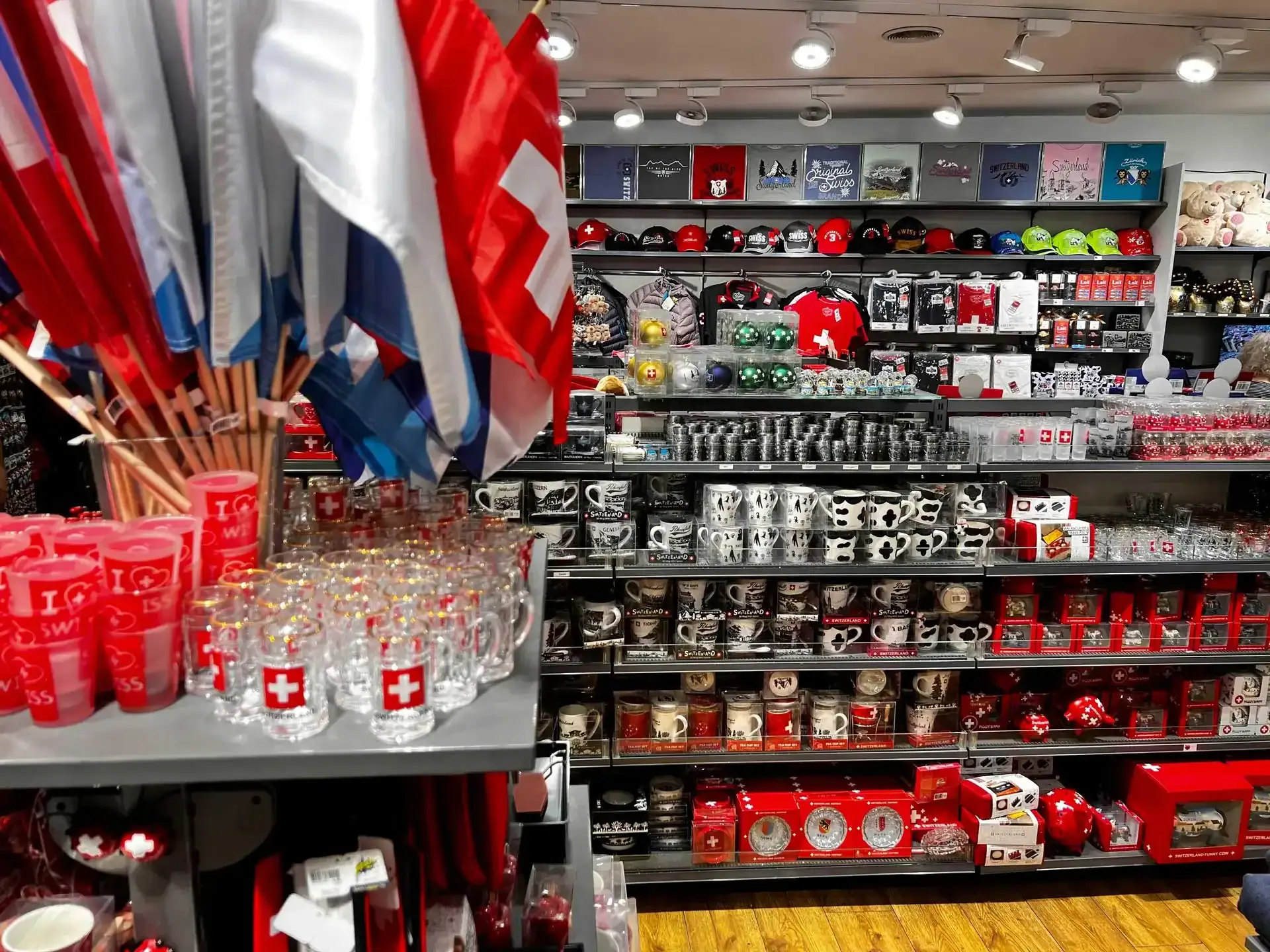 Die Regale sind gefüllt mit Schweizer Souvenirs, Tassen, Fahnen und Glaswaren. Die Regale sind gefüllt mit Schweizer Souvenirs, Tassen, Fahnen und Glaswaren.