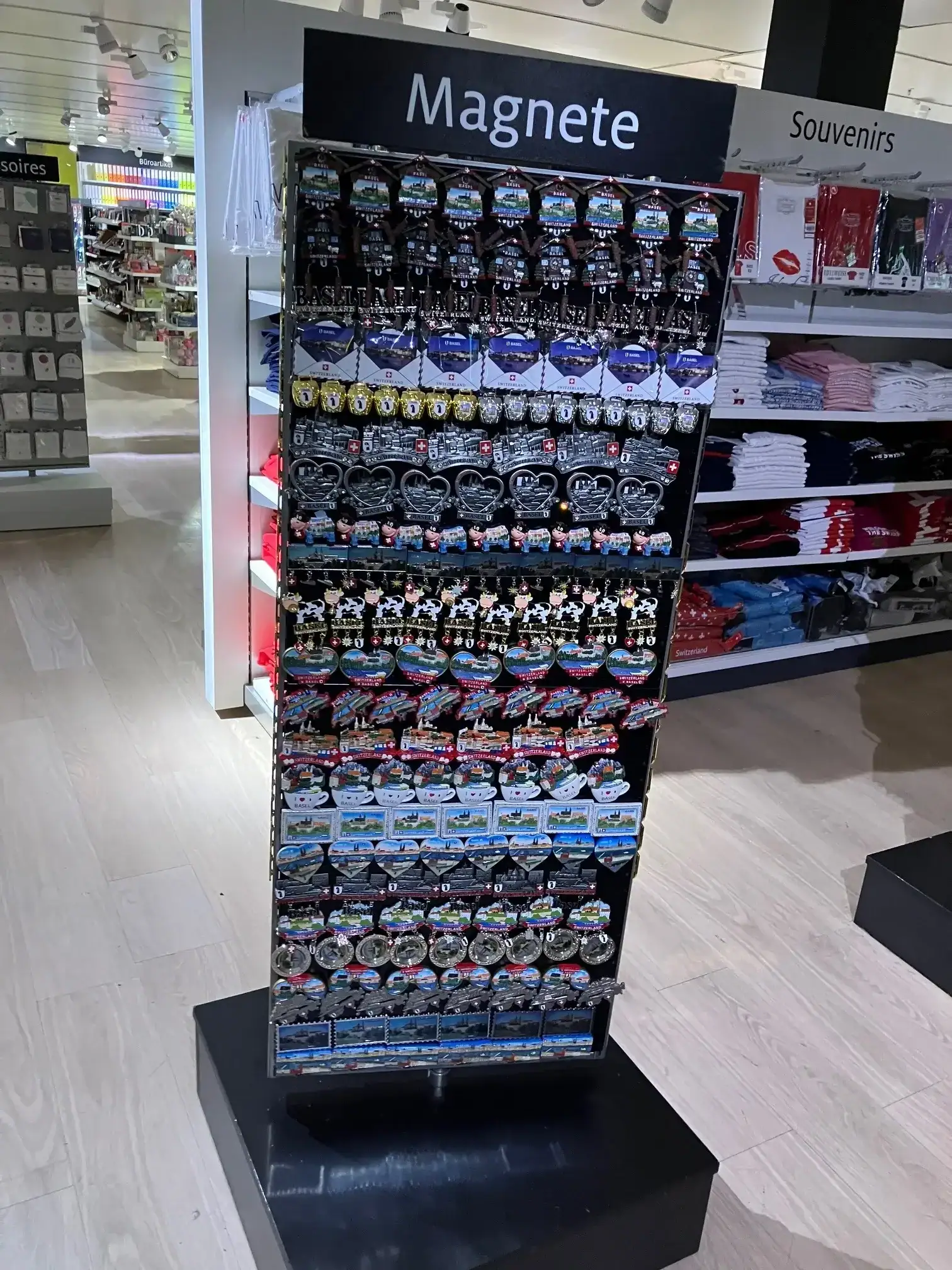 Ein Ständer mit verschiedenen Souvenir-Magneten in einem Schweizer Geschenkeladen, ideal für Grosshandel Schweiz. Ein Ständer mit verschiedenen Souvenir-Magneten in einem Schweizer Geschenkeladen, ideal für Grosshandel Schweiz.