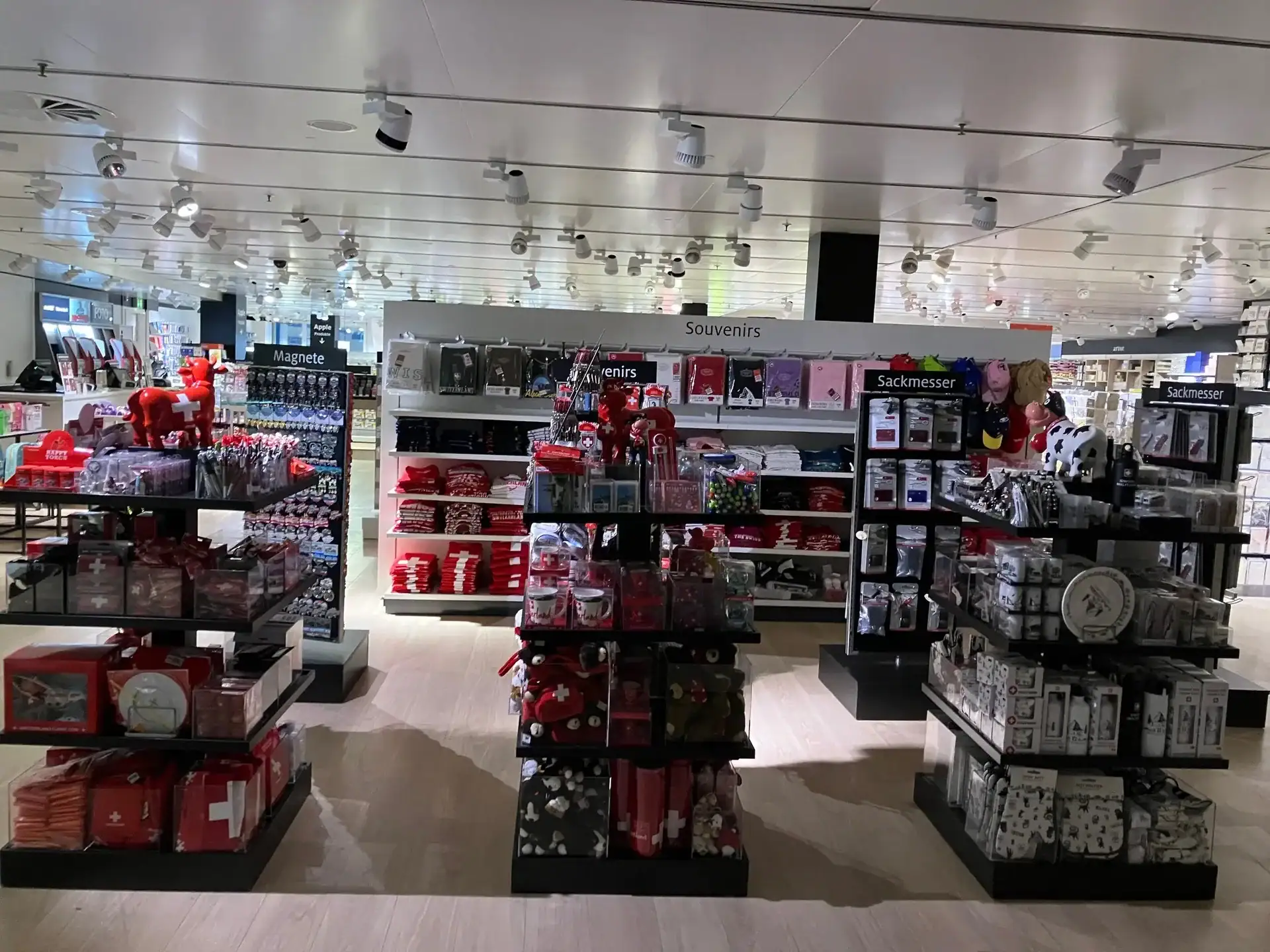 Geschenkeladen mit Regalen mit Souvenirs, Tassen, Plüschtieren und grosshandel schweiz Artikeln. Geschenkeladen mit Regalen mit Souvenirs, Tassen, Plüschtieren und grosshandel schweiz Artikeln.