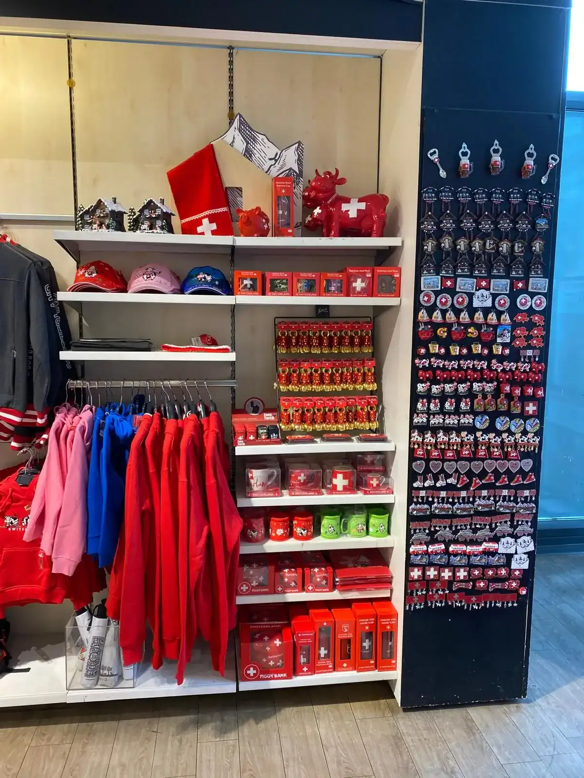 Schweizer Souvenirs mit roten Kapuzenpullis, Tassen, Mützen und Schlüsselanhängern für Grosshandel Schweiz. Schweizer Souvenirs mit roten Kapuzenpullis, Tassen, Mützen und Schlüsselanhängern für Grosshandel Schweiz.