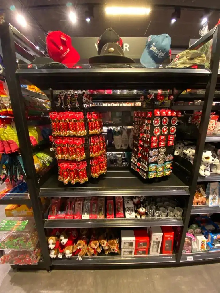 Ladenregal mit grosshandel schweiz Souvenirs, Hüten, Tassen, Magneten und Plüschtieren. Ladenregal mit grosshandel schweiz Souvenirs, Hüten, Tassen, Magneten und Plüschtieren.