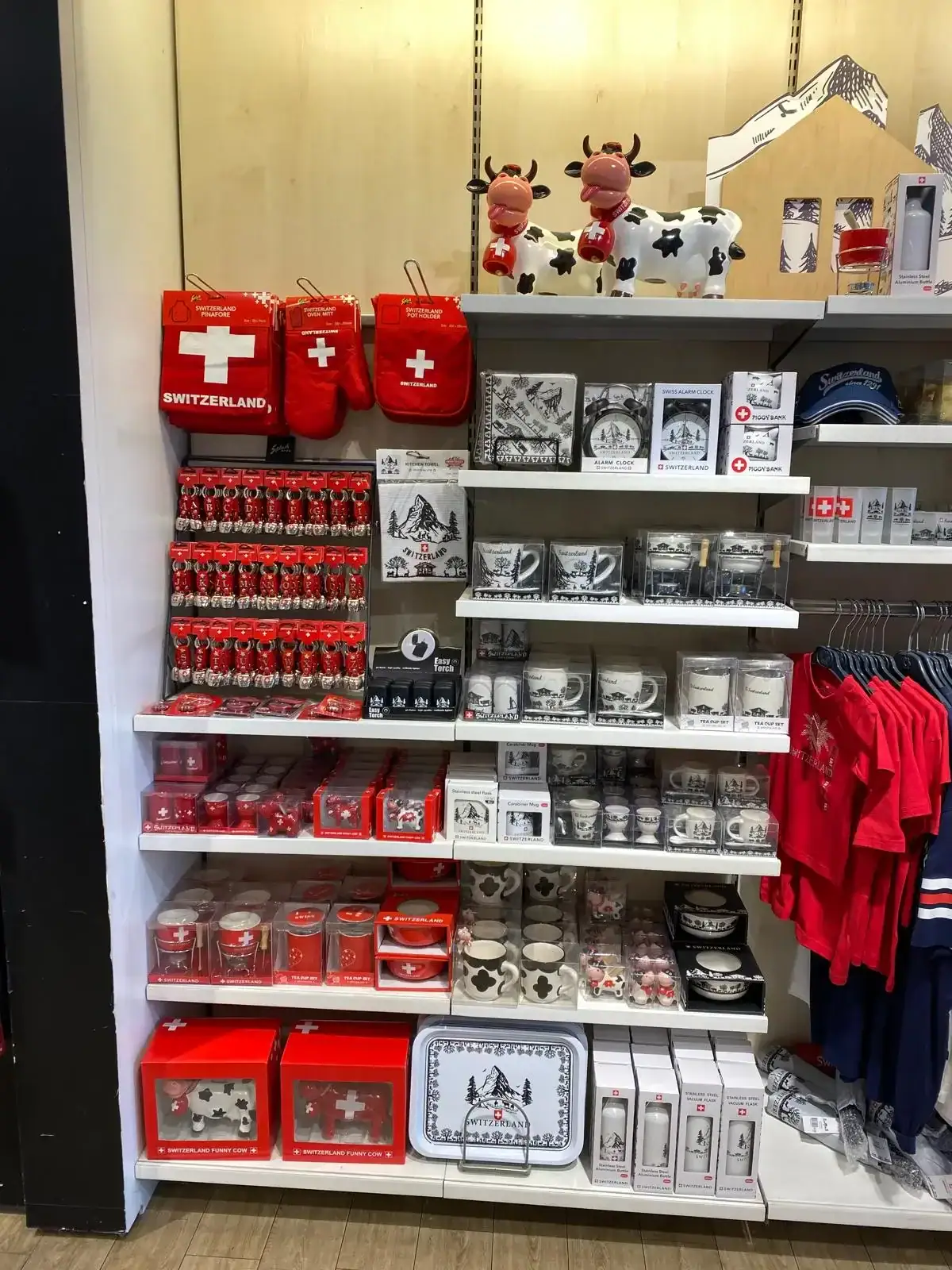 Souvenirshop mit Schweizer Themen, Tassen, Plüschkühen und grosshandel schweiz Geschenken. Souvenirshop mit Schweizer Themen, Tassen, Plüschkühen und grosshandel schweiz Geschenken.