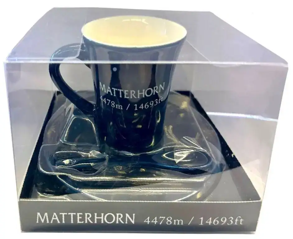 Ein Matterhorn Souvenir Espressotasse und Untertasse in einer durchsichtigen Box, perfekt für Grosshandel Schweiz.