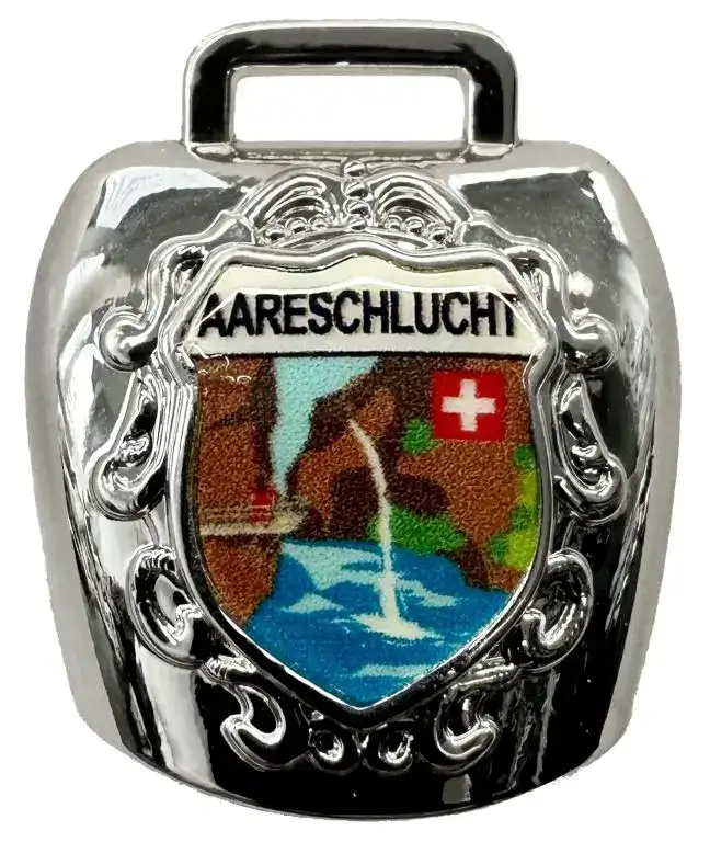 Eine silberne Souvenir-Kuhglocke von grosshandel Schweiz mit Aareschlucht und Schweizer Flaggenmotiv.