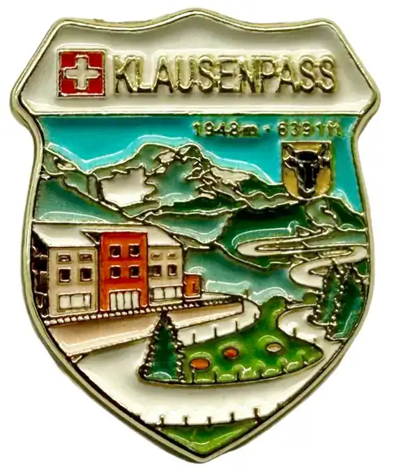 Bunte Klausenpass-Plakette mit Bergen, Strasse, Gebäuden und Höhenangaben - ideal für Grosshandel Schweiz.