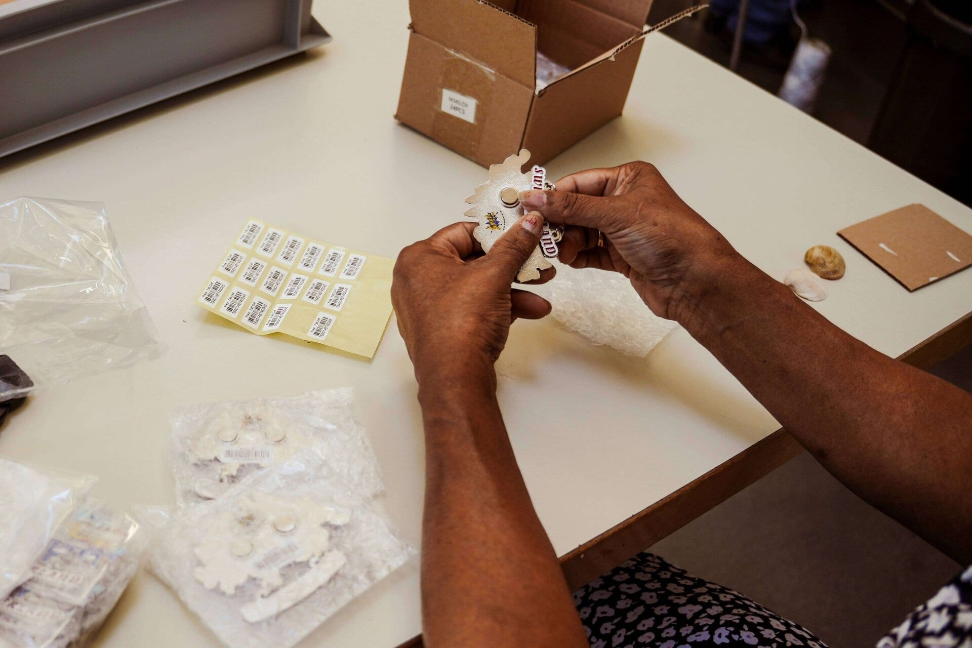 20250812_Splash_Auftrag-9 Schmuckherstellung, kreative Handarbeit, personalisierte Geschenke, handgefertigte Accessoires, individuelle Schmuckdesigner, kreative DIY-Ideen, Schmuckproduktion, kunstvolles Handwerk, Bastelarbeiten, Schmuckdesign bei Splash Arts.