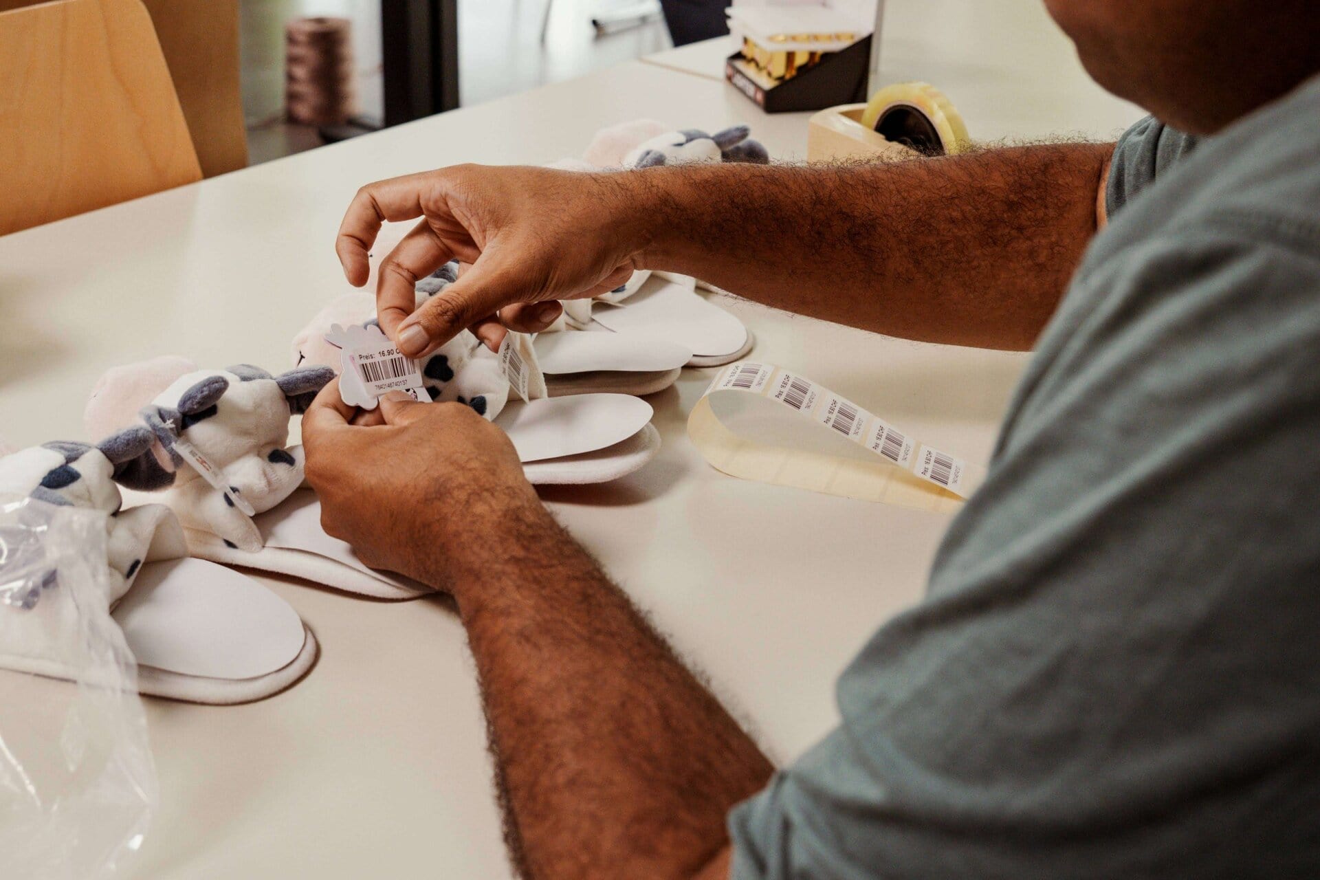 20250814_Splash_Auftrag-16 Niedliche Plüschtiere in Tierform, Produktentwicklung, Handarbeit bei Splash Arts, Maskottchen, Produktionsprozess, kreative Handwerkskunst, Tier-Design,